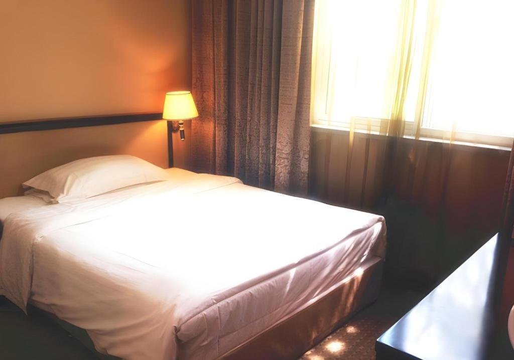 Dong Fang Hotel Pechino Esterno foto